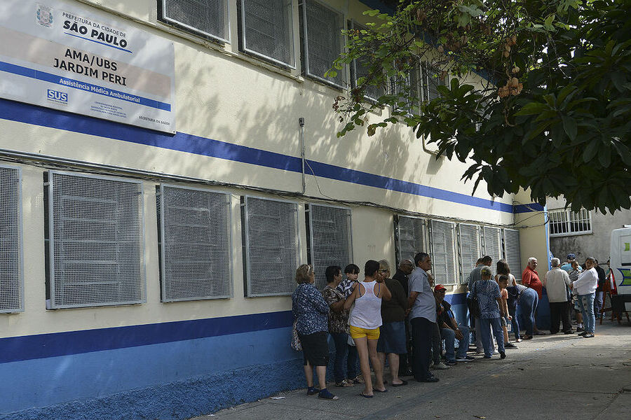 Uma grande fila diante da entrada da UBS do Jardim Peri