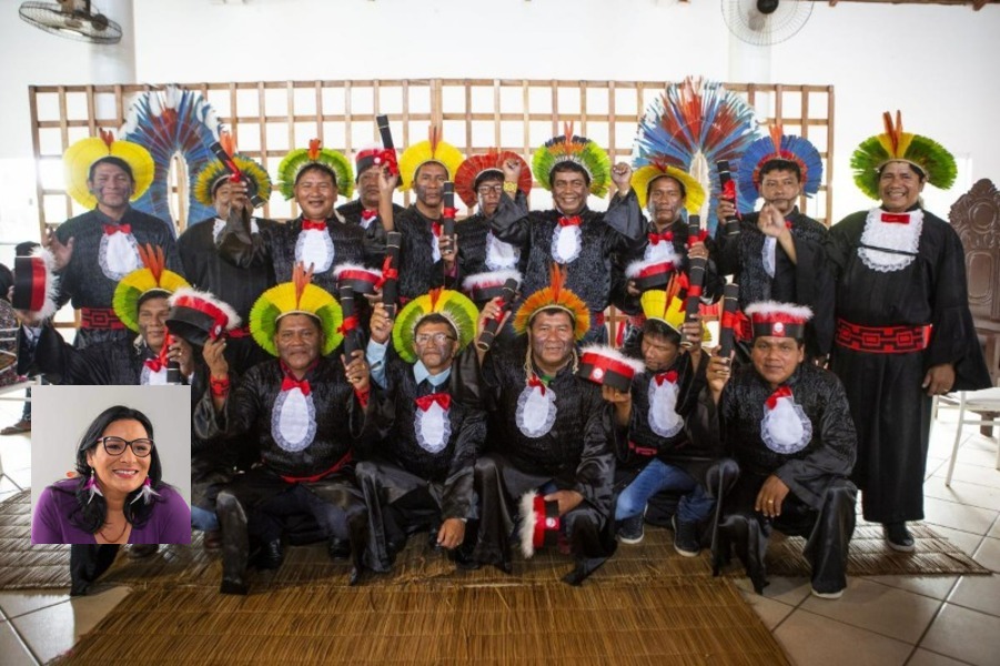 Foto de um grupo de indígenas, vestidos com toga e cocar, posam em dia de formatura. No destaque, foto da deputada federal Juliana Cardoso