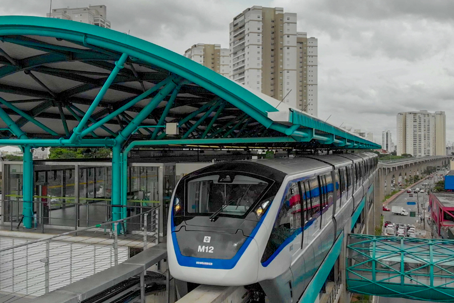 Foto do trem do Monotrilho parado numa Estação da Linha 15 - Prata