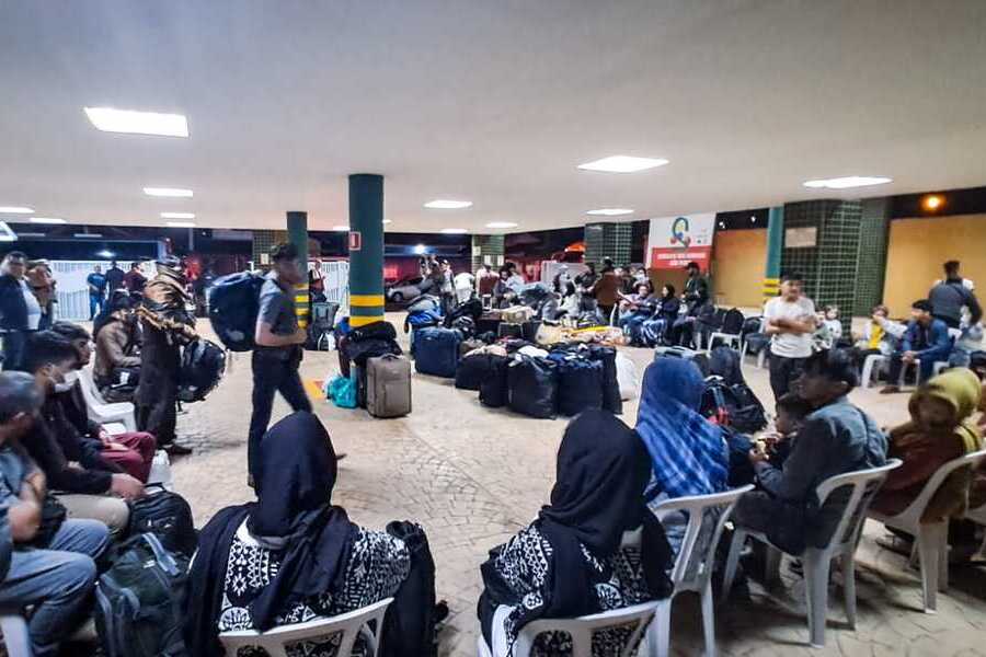 Foto dos refugiados afegãos na recepção da Colônia de Férias do Sindicato dos Químicos de São Paulo.