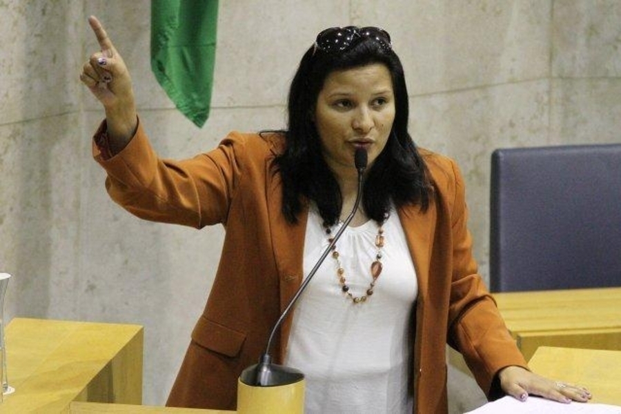 Foto da Vereadora Juliana Cardos falando da tribuna da Câmara Municipal de São Paulo