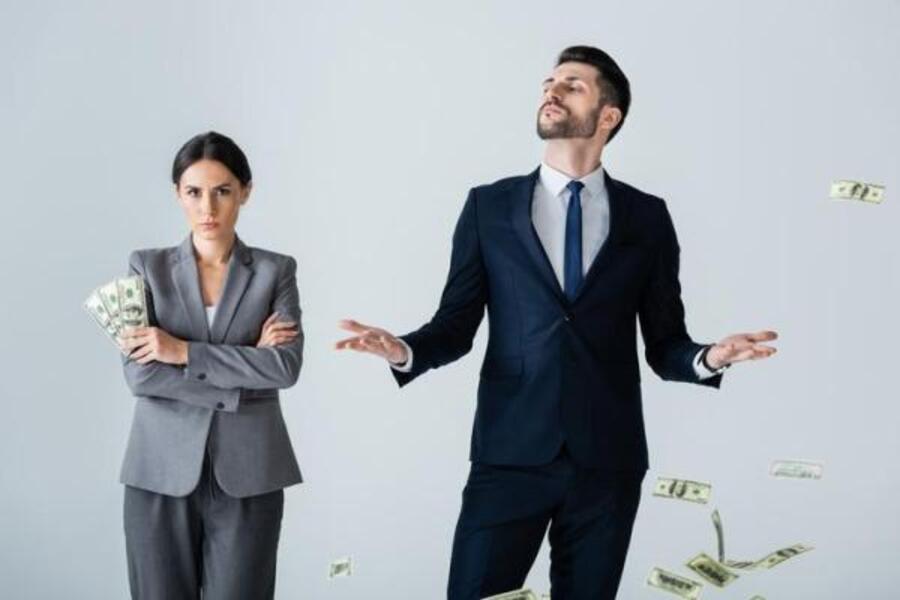 foto ilustrativa de um homem em pose arrogante em relação a uma mulher que está ao seu lado