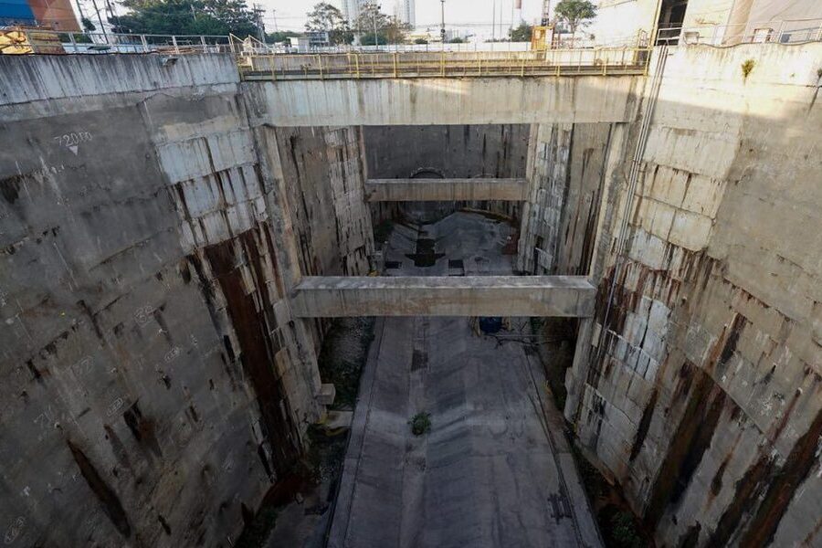 Foto da obra paralisada do Metrô Brasilândia