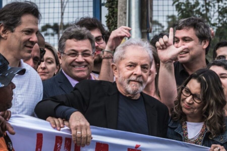 Lula está no caminhão de som cercado por correligionários do Partido