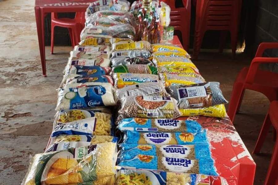 Foto de vários alimentos arrecadados pela Associação de Clubes de Várzea do Campo de Marte