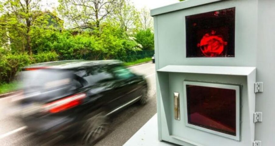 foto de um veículo em altíssima velocidade passando pelo radar que acusa a infração