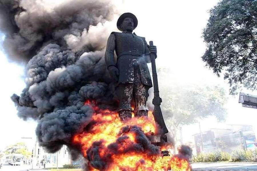 Foto da Estátua de Borba Gato, na Zona Sul, pegando fogo