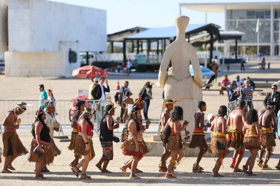 Manifestação de indígenas pela demarcação das terras em frente ao STF