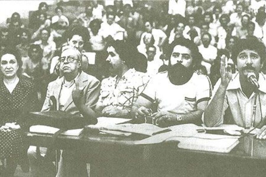 Foto da fundação do PT - Colégio Sion, em SP.