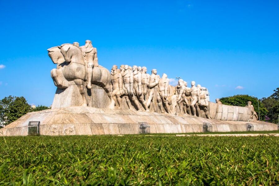 Foto do Monumento às Bandeiras, no Parque do Ibirapuera, em São Paulo.