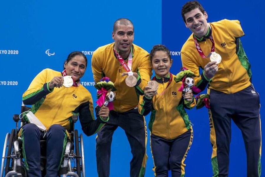 Quatro paratletas brasileiros mostram suas medalhas