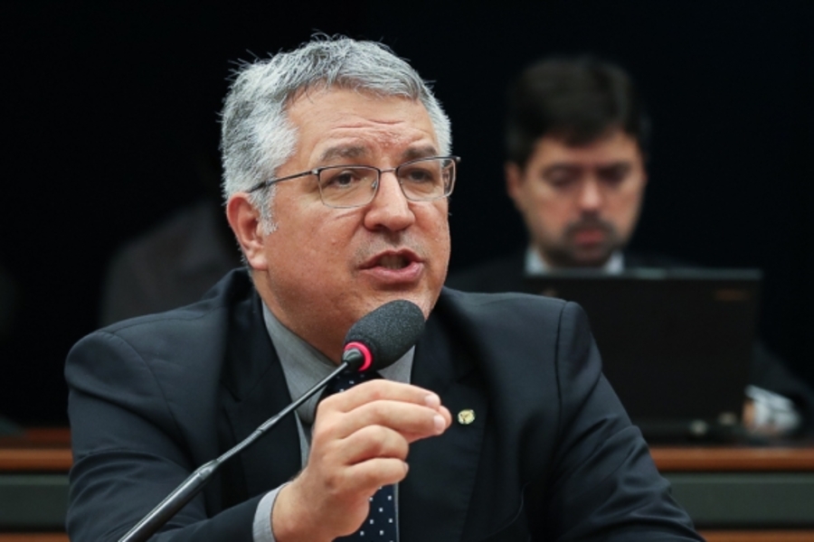 Foto do deputado Alexandre Padilha falando do plenário da Câmara Federal