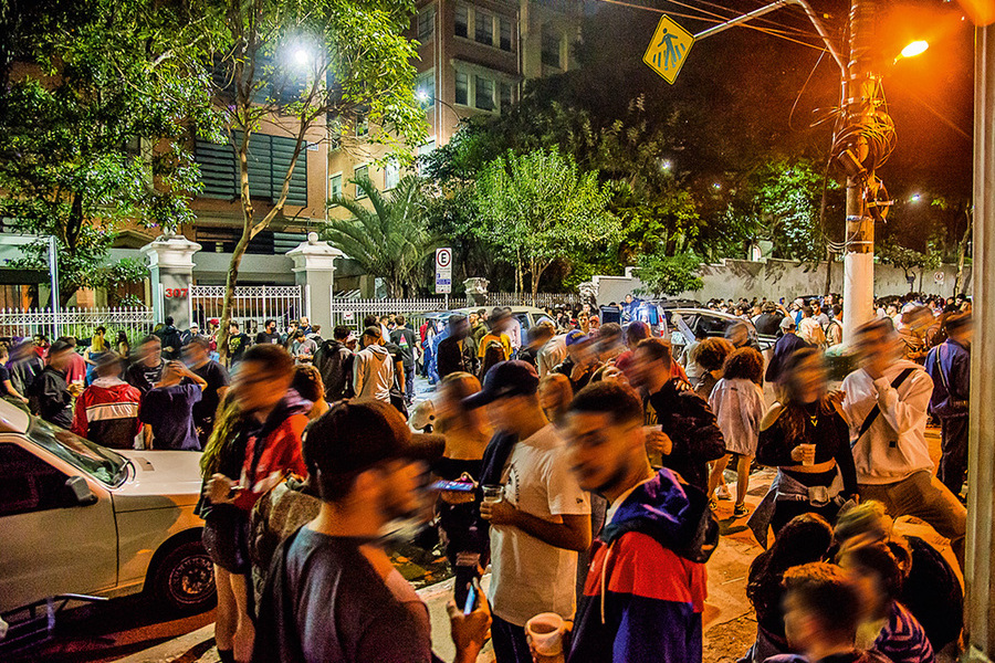 Foto de muita gente aglomeração numa, ao que parece, festa de rua. Muitos sem máscaras de proteção.