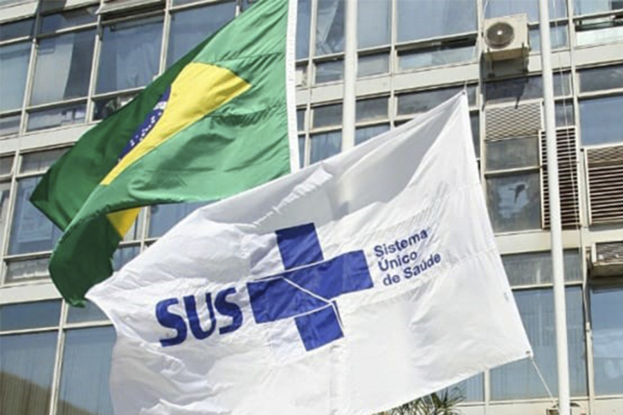 Foto das bandeiras brasileira e do SUS tremulando