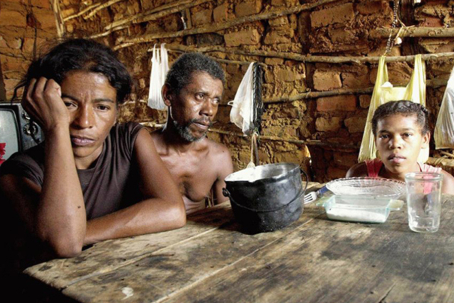 Foto de família sentada à mesa sem comida no prato