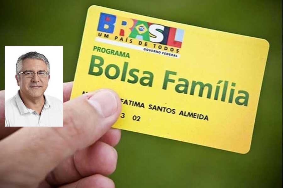 Pessoa exibe cartão do Bolsa Família em super close. Em cima, foto montagem com foto do deputado Alexandre Padilha