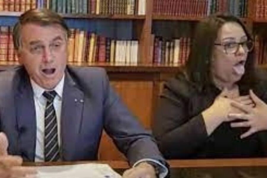 Bolsonaro, em sua live semanal, zomba de quem sente falta de ar porque está com covid