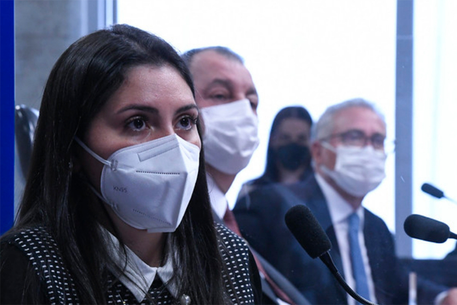 Foto em que estão, em primeiro plano, a advogada Bruna Morato, que representa 12 médios da Prevent Senior. Logo atrás, o Senador Omar Aziz e, na sequência, Senador Renan Calheiros