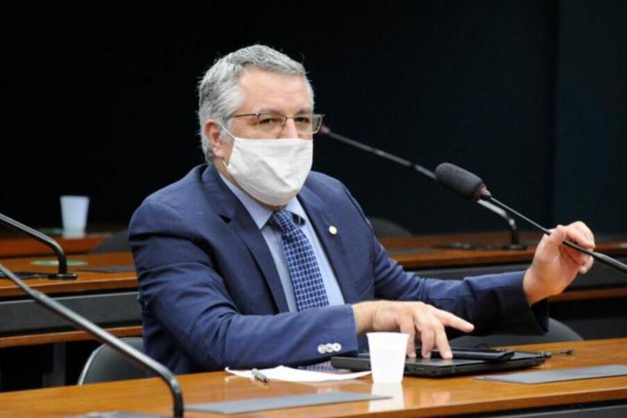 Deputado Alexandre Padilha, de máscara, fala ao microfone de mesa em comissão da Câmara dos Deputados