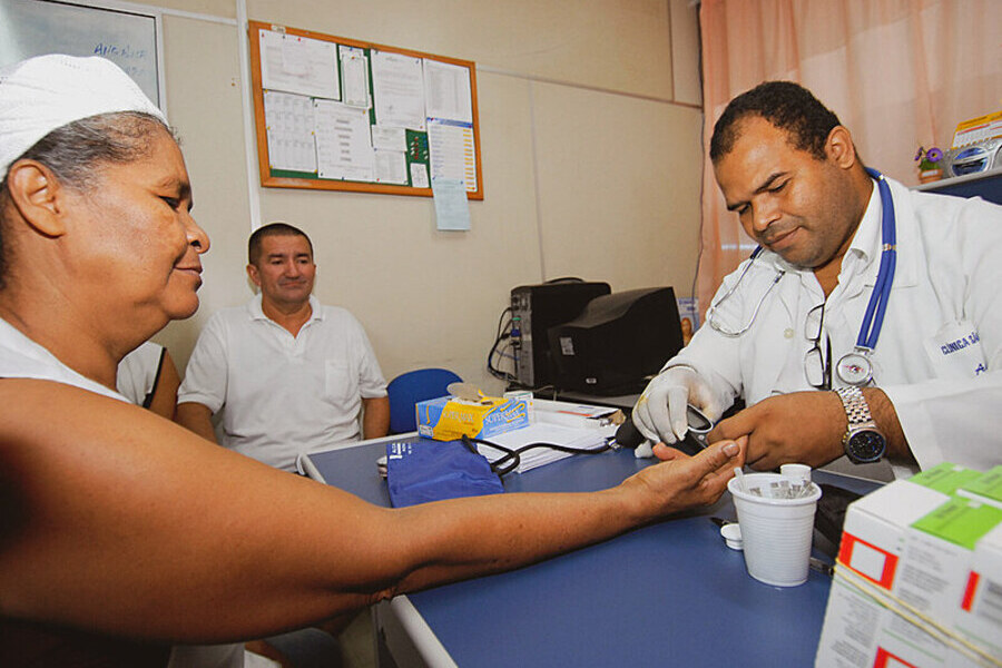 Médico, contratado do Programa "Mais Médicos" atende uma paciente