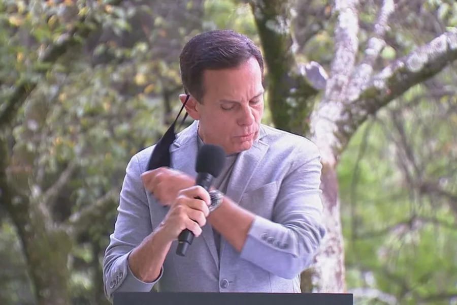 Governador João Dória retira a máscara durante entrevista em local aberto