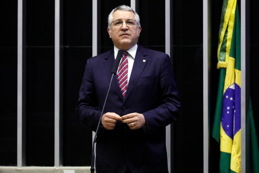 Foto do deputado Alexandre Padilha falando do plenário da Câmara Federal