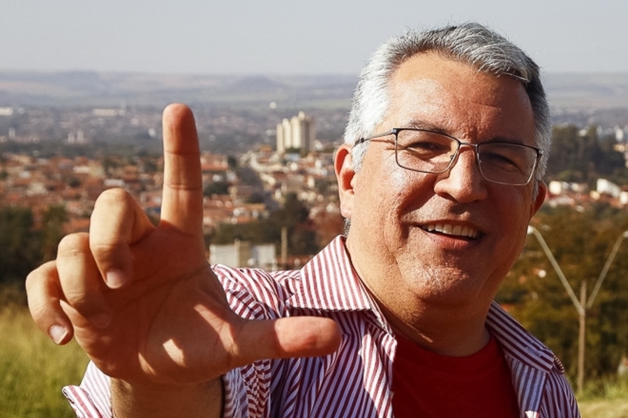 Foto do Deputado Alexandre Padilha fazendo o "L" com mão