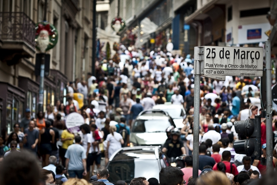 Foto aérea da Rua 25 de Março, em São Paulo, lotada de gente