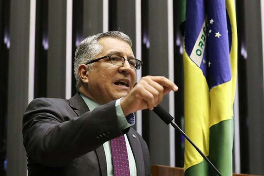 Foto do deputado Alexandre Padilha falando do plenário da Câmara Federal