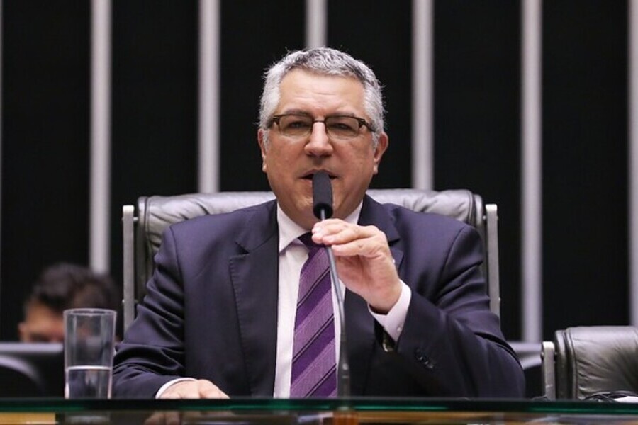 Foto do deputado Alexandre Padilha falando do plenário da Câmara Federal