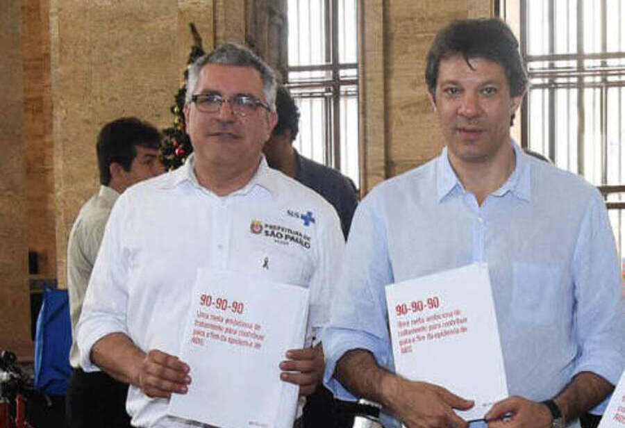 Alexandre Padilha, à esquerda, e Fernando Haddad, à direita posam segurando a cartilha 90-90-90