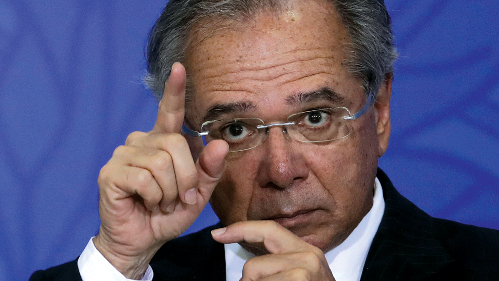 Foto de Paulo Guedes fazendo gestos