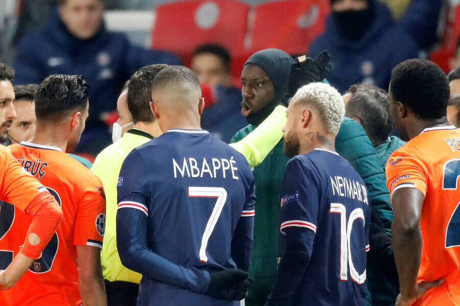 Foto da confusão envolvendo jogadores do PSG e Istambul com a arbitragem por racismo