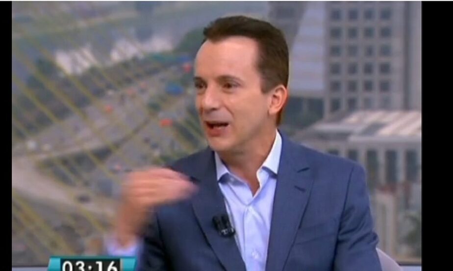 Russomanno irritado gesticula durante entrevista