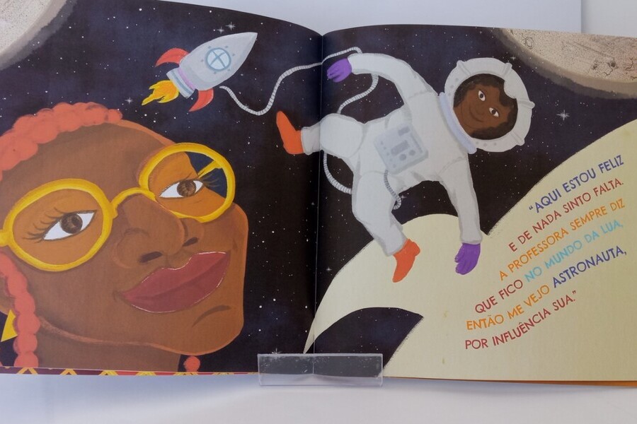 foto do livro "Afrofuturo - Ancestral do Amanhã" aberto