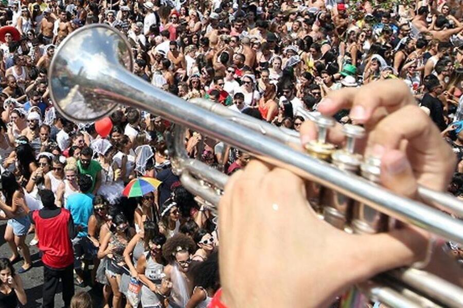 foto de um bloco de Carnaval de Rua em desfile pela cidade