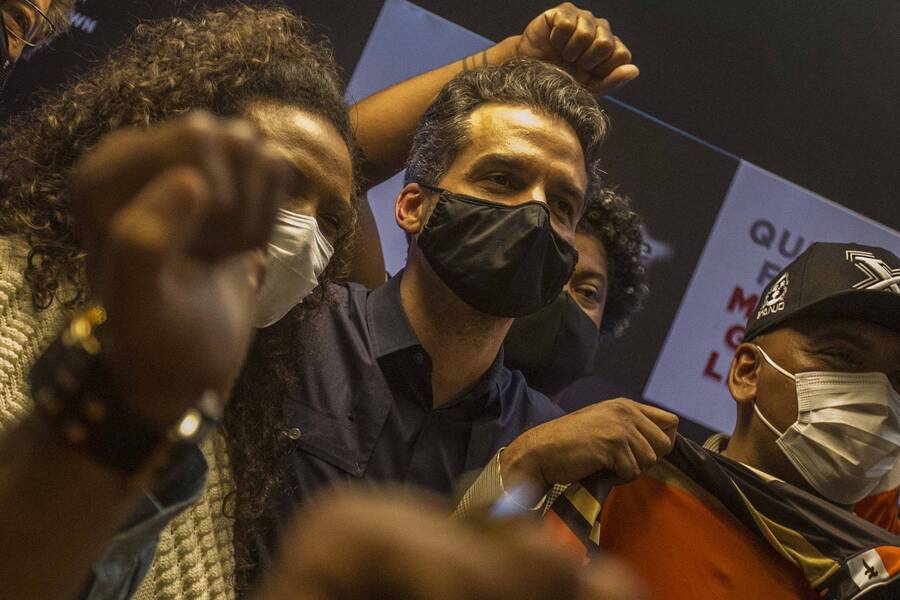 Wagner Moura, diretor de Marighella, puxa coro de "Fora Bolsonaro" na estreia do filme