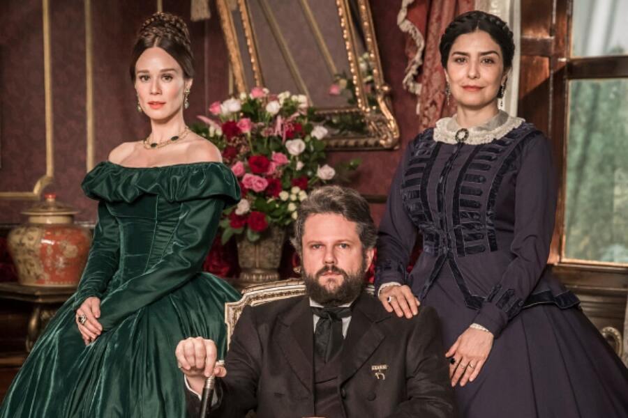 Foto de divulgação da novela "Nos Tempos do Imperador", mostra Selton Mello sentado. De pé, ao seu lado direito, Mariana Ximenes e, do seu lado esquerda, Letícia Sabatella. Todos caracterizados com roupas do século XIX.