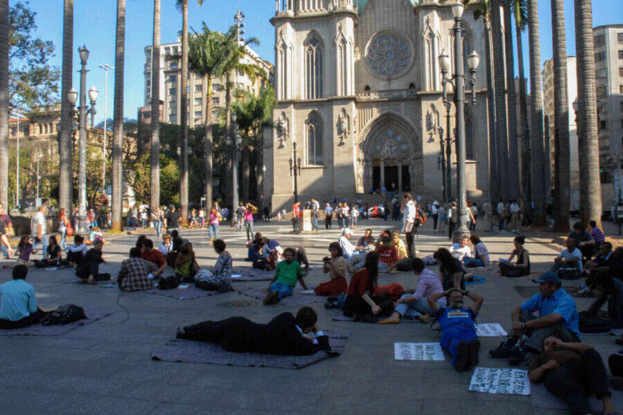 Foto de moradores de rua na Praça da Sé