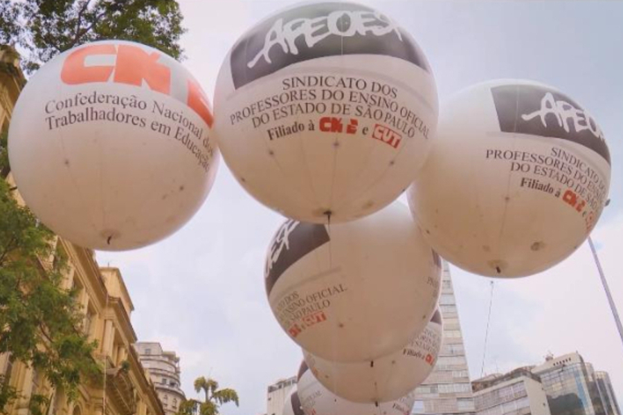 Balões da Apeoesp no céu presos por cordas