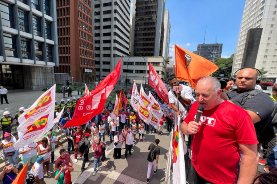 Presidente da CUT, Sérgio Nobre, fala ao microfone para manifestante, em cima de um caminhão de som