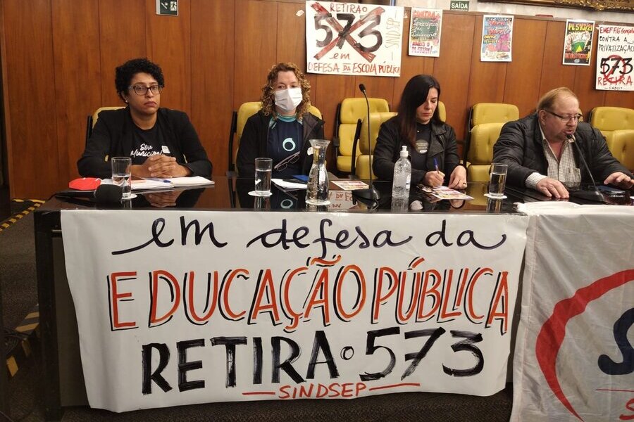 Parte dos integrantes da mesa que debateu, em audiência pública, o PL 573/21 que propõe modelo fracassado de gestão privada nas escolas da rede municipal de educação