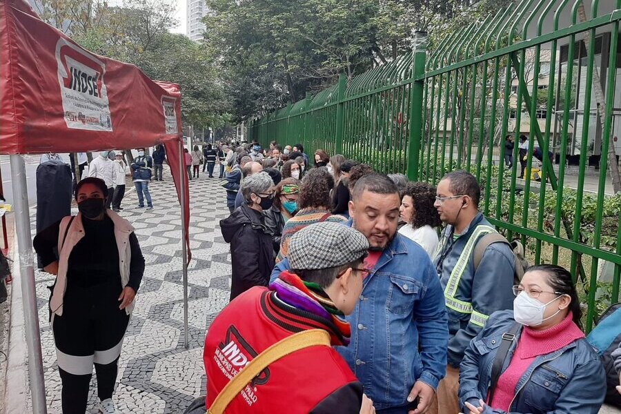 Manifestação de servidores ligados à educação em frente à entrada da CMSP durante audiência pública                                           