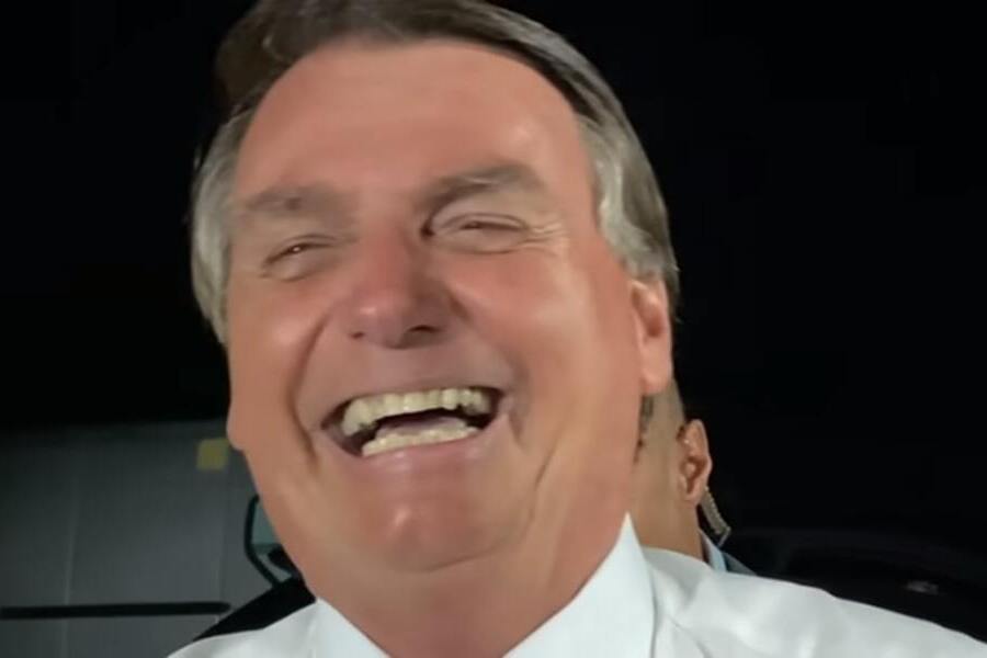 Foto em close de Bolsonaro rindo