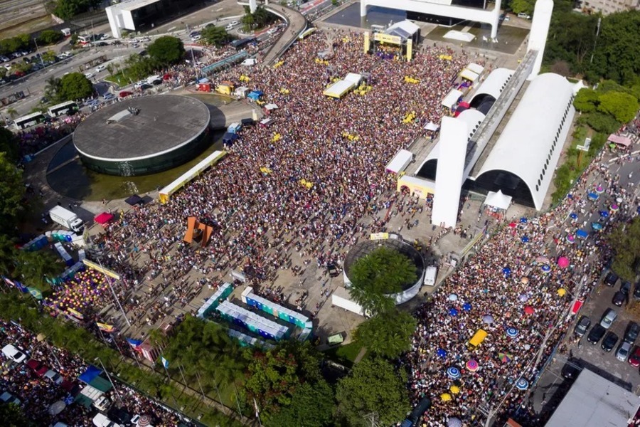 Imagem aérea do pré-carnaval no Memorial da América Latina, em 2017, com milhares de pessoas aglomerando-se fora do local do evento