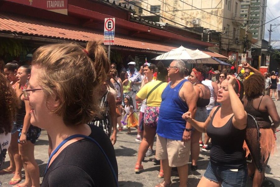 Pessoas divertem-se no Carnaval de Rua, em frente ao Bar do Justus, em Santanta.