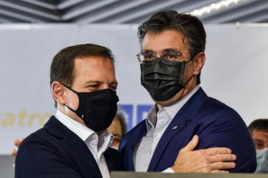 Ex-governador João Dória abraça o atual governador Rodrigo Garcia