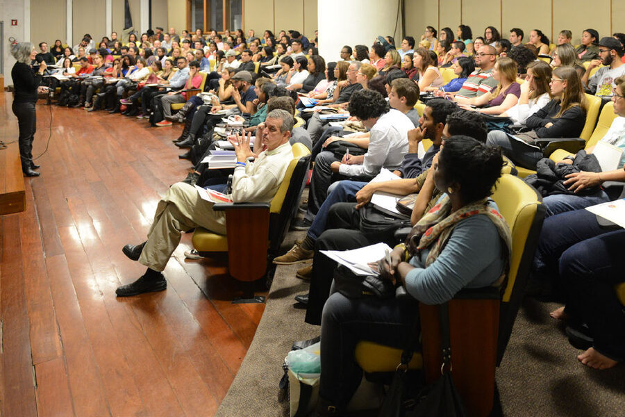 Municípes e profissionais no auditório da CMSP tendo curso na Escola do Parlamento