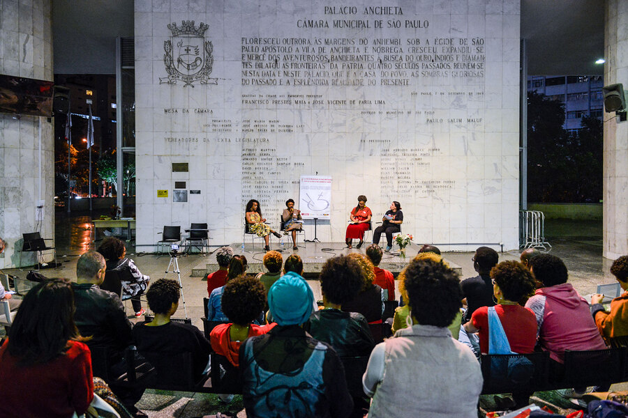 Auditório externo da CMSP com alunos e professores da Escola do Parlamento