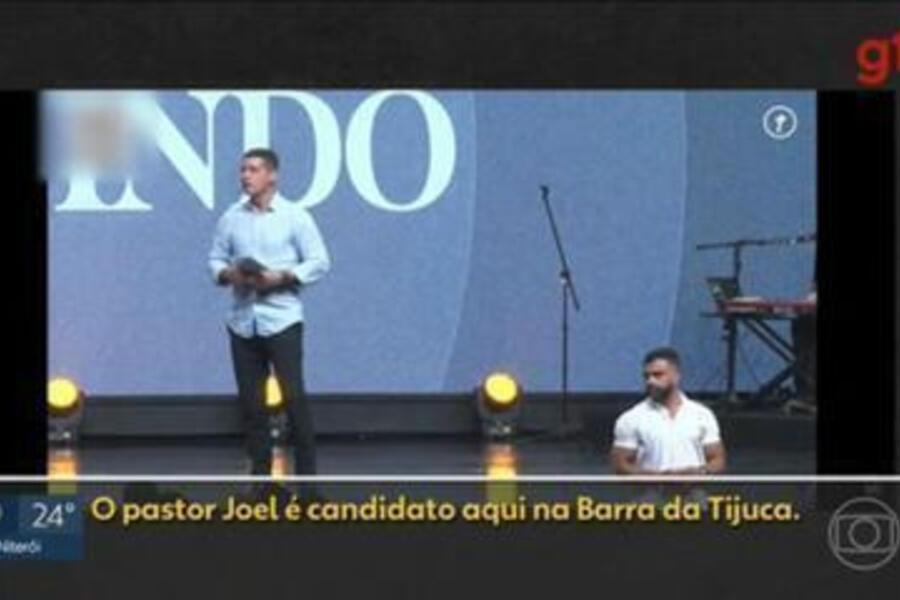 Foto de Pastor Evangélico pedindo voto a seu candidato ao Conselho Tutelar em pleno culto.